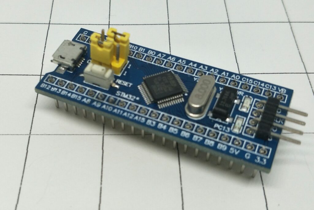 Микропроцессор STM32F103C8 — это широко используемый MCU (микроконтроллерный блок) во встраиваемых системах, предлагающий мощные функции, такие как повышенная скорость обработки, низкое энергопотребление и гибкая поддержка периферийных устройств. Однако многие пользователи и разработчики сталкиваются с проблемой работы с защищенной или зашифрованной прошивкой микропроцессора. Одной из наиболее распространенных практик в сообществе встраиваемых систем является клонирование двоичного кода флэш-памяти микропроцессора STM32F103C8. Этот процесс включает такие методы, как обратная разработка, когда пользователи пытаются извлечь двоичный или исходный код из флэш-памяти или памяти EEPROM заблокированного микроконтроллера.