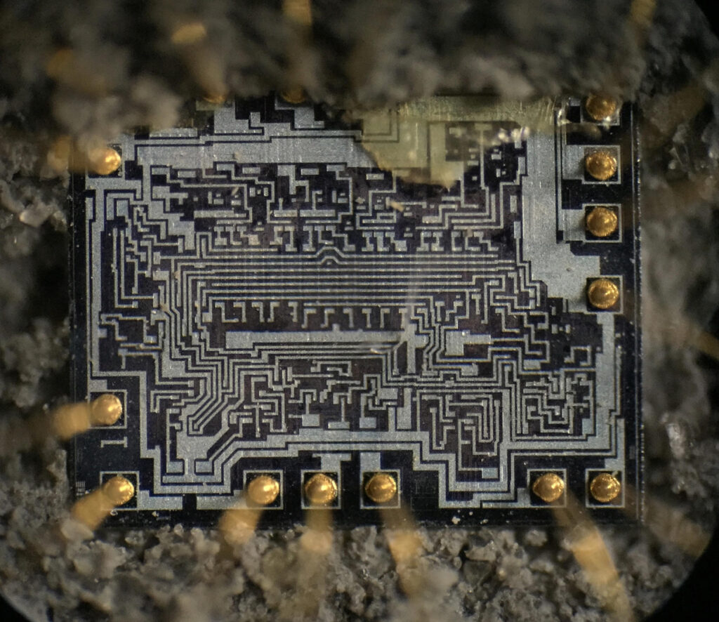 A RENESAS R5F21134FP MCU biztonságos flash memória és kiolvasó beágyazott firmware program feloldása egy folyamat az R5F21134FP védő mikrokontroller szerkezetének visszafejtésére és a memória helyének meghatározására, majd a titkosított R5F21134FP mikroprocesszor forráskódjának bináris adat vagy heximális fájl formátumban történő kibontására a flash memóriájából;